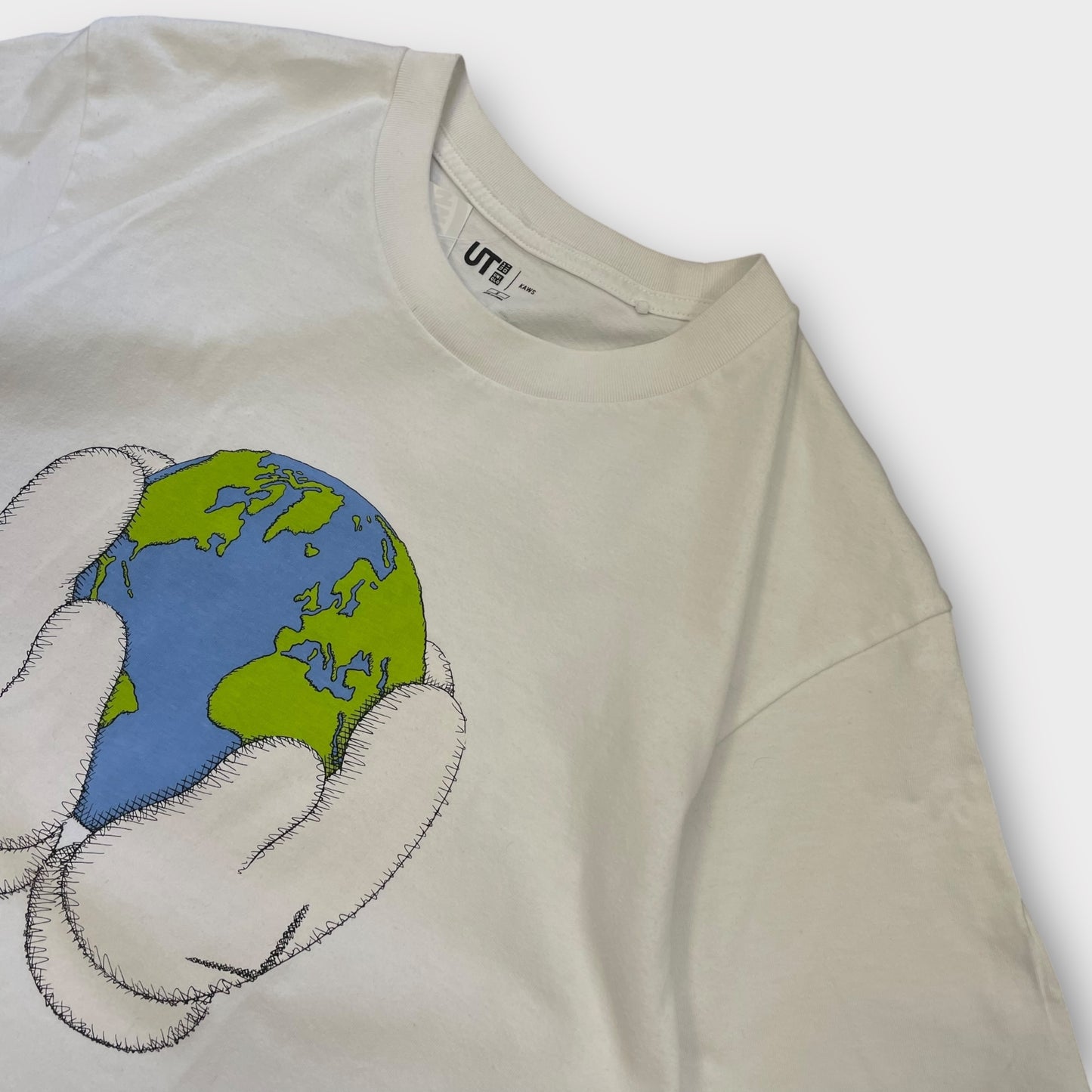 T-Shirt Uniqlo Kaws Earth Blanc - S