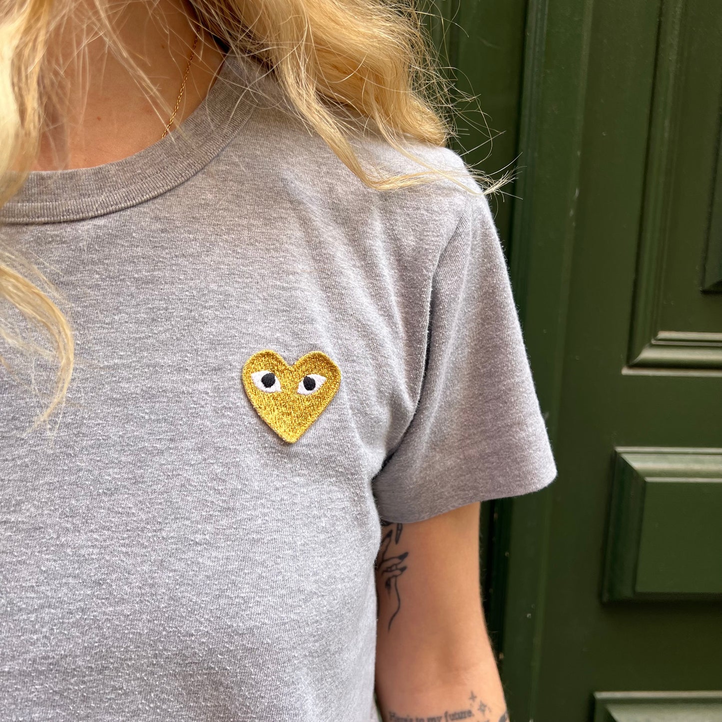 T-shirt CDG gris brodé coeur jaune - M