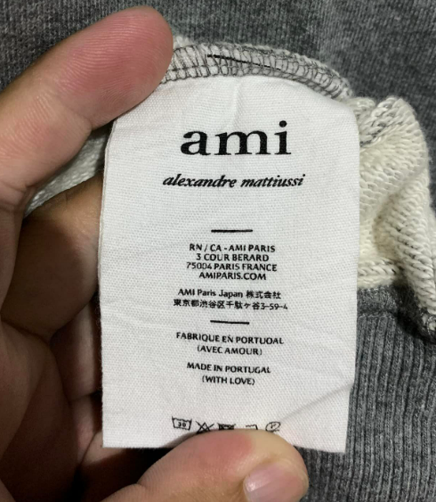 Guide pour authentifier et legit check un sweat Ami Paris. Image