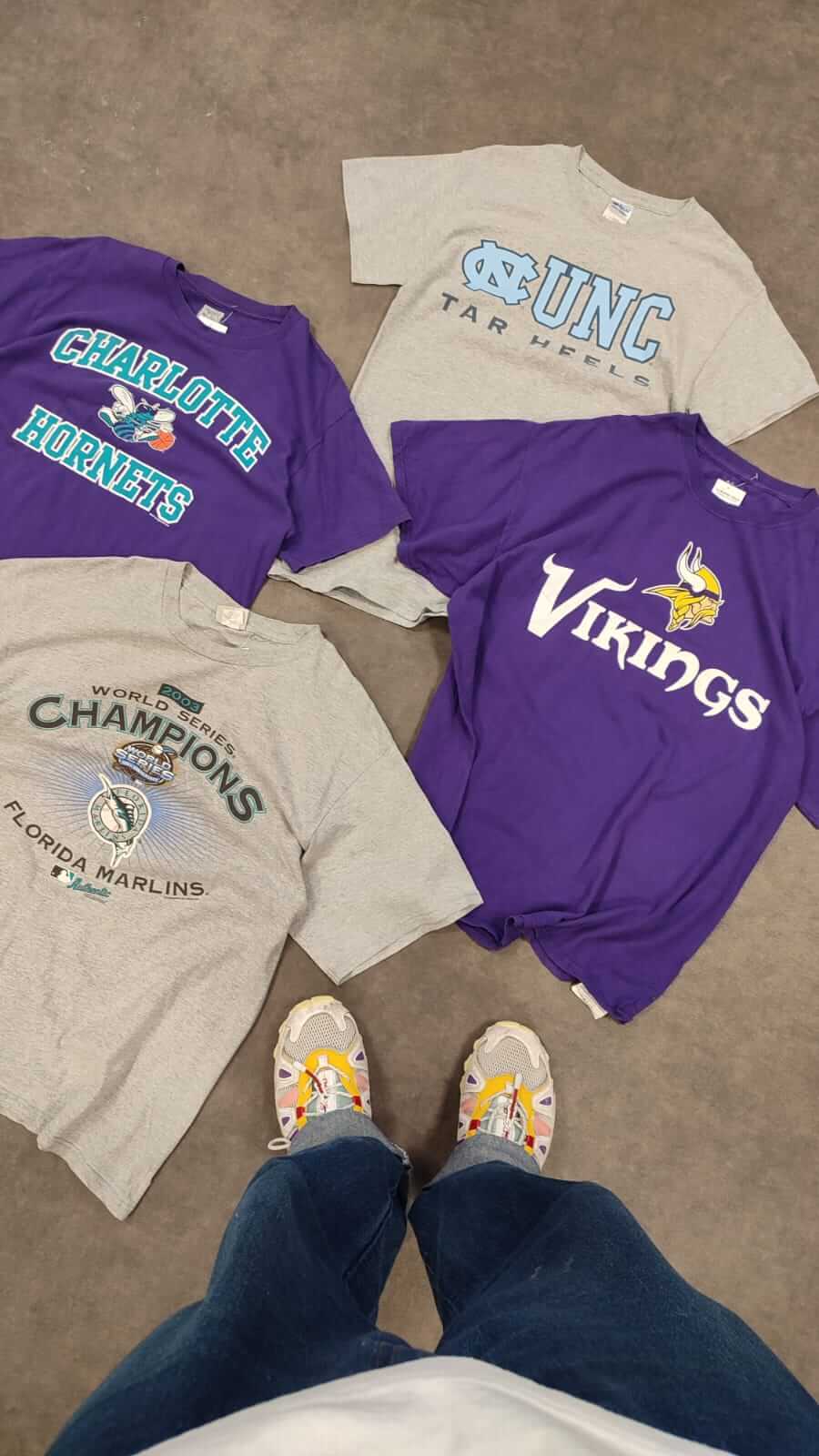 Une sélection de vêtements vintage streetwear authentiques disponibles sur la friperie en ligne de La Bonne Tenue. Image