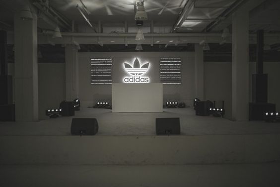 Adidas : Du Terrain à la Tendance Image