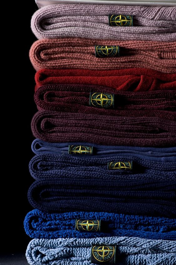Stone Island - L'Élégance Urbaine au Fil du Temps Image