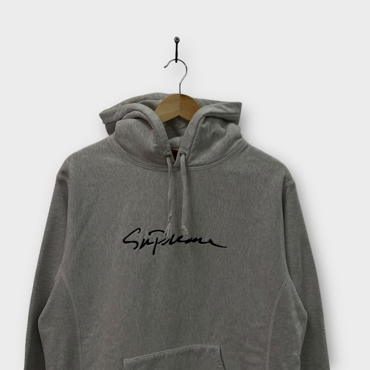 Hoodie Supreme "classic script" - M
(Valeur + 400€)