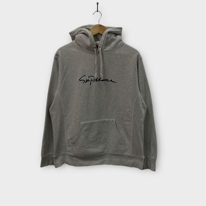 Hoodie Supreme "classic script" - M
(Valeur + 400€)