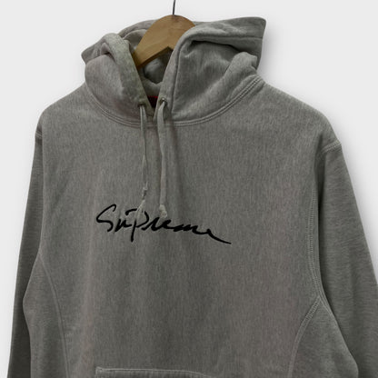 Hoodie Supreme "classic script" - M
(Valeur + 400€)