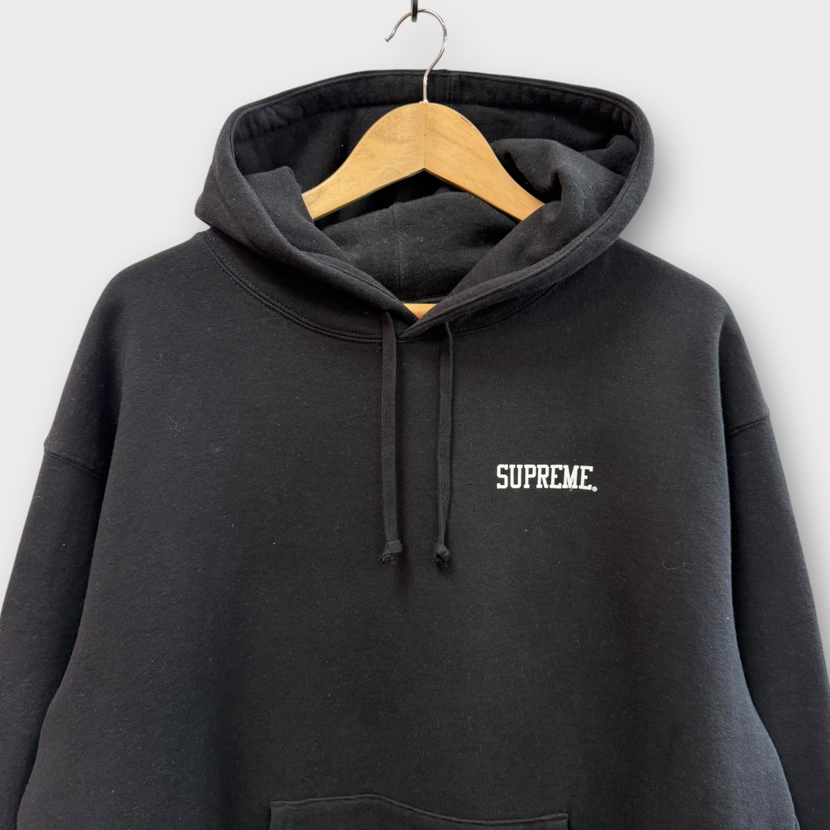 Hoodie Supreme noir "doggs" - L
(dernière vente 330€)