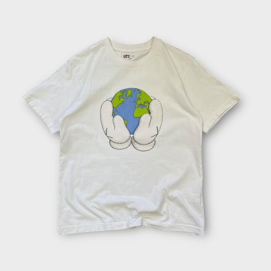 T-Shirt Uniqlo Kaws Earth Blanc - S