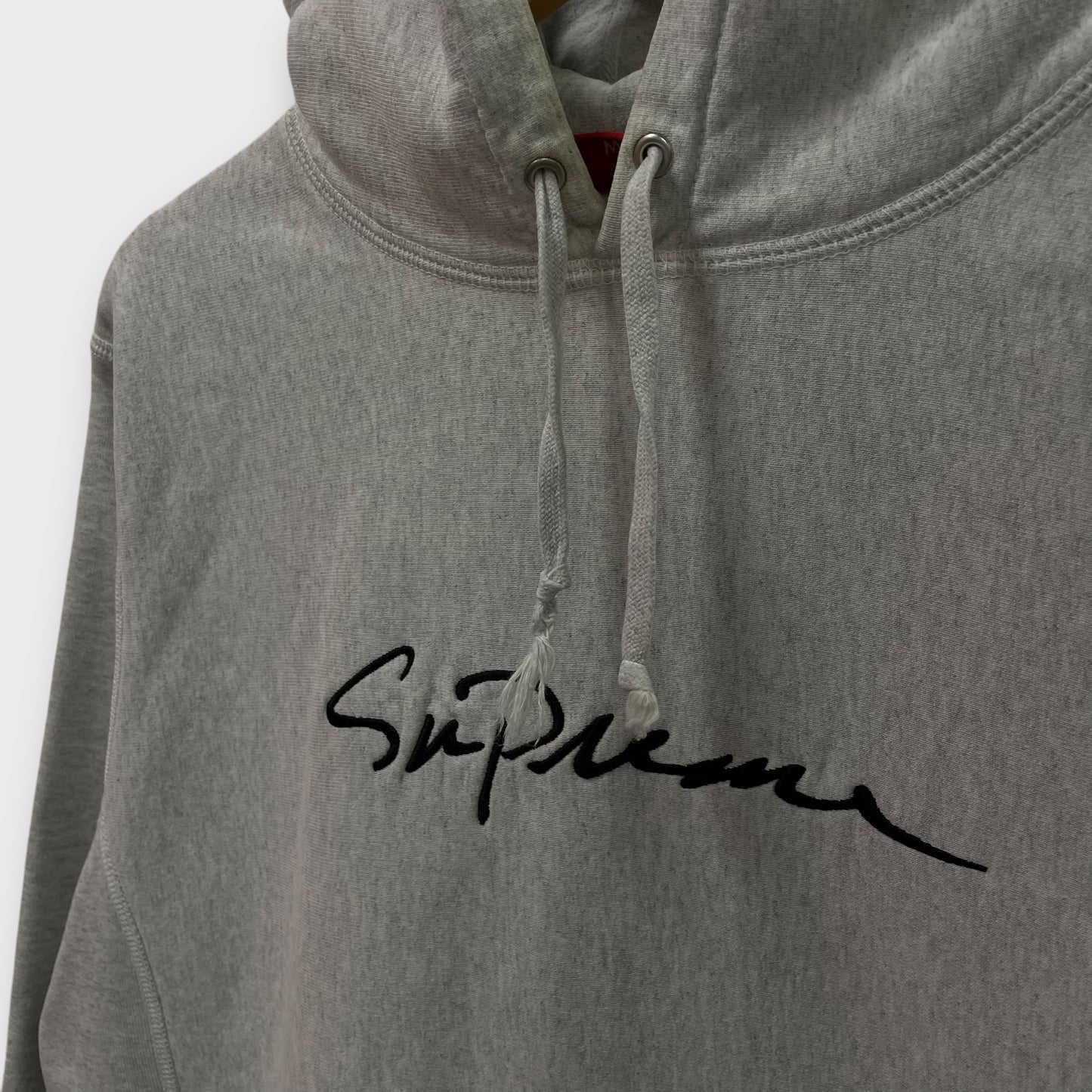 Hoodie Supreme "classic script" - M
(Valeur + 400€)