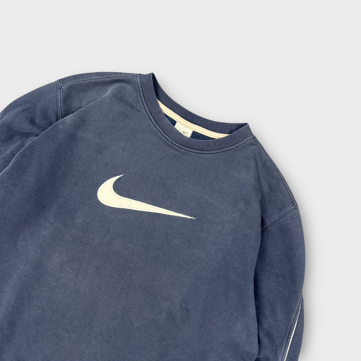 Sweat Nike navy 00's  - L
(trace d'usures aux coudes)
