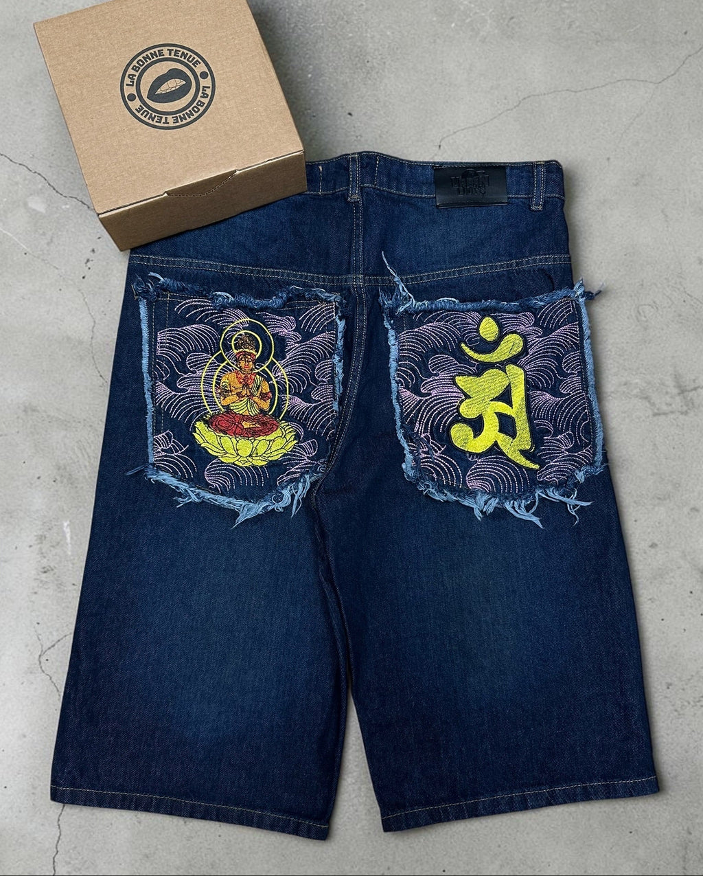 Short brodé homme denim indigo avec broderie bouddha dorée