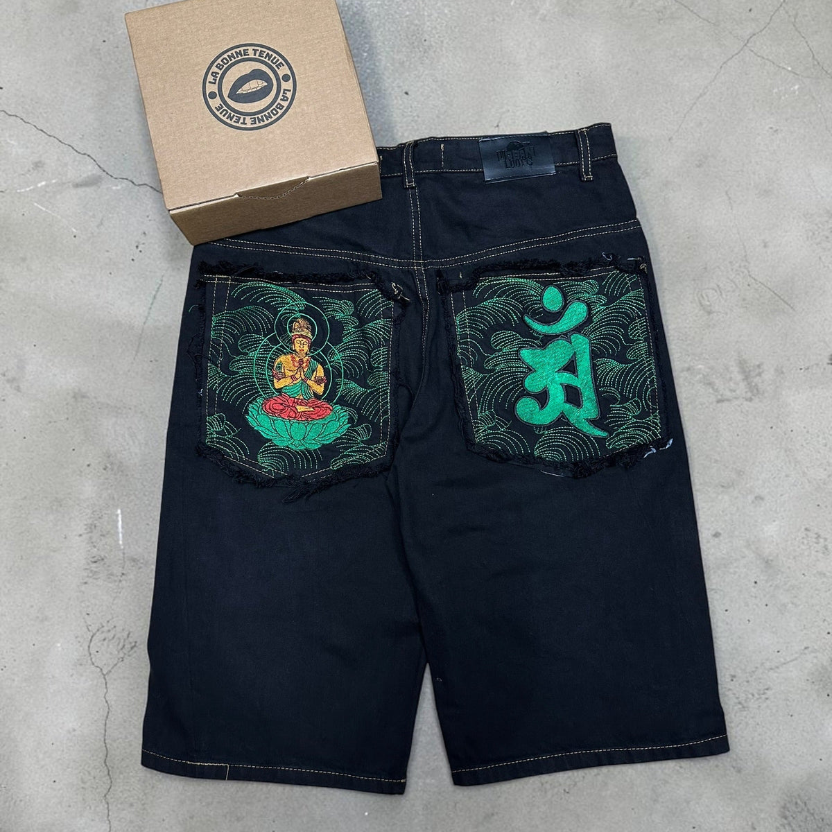 Short denim brodé homme noir avec kanji japonais vert