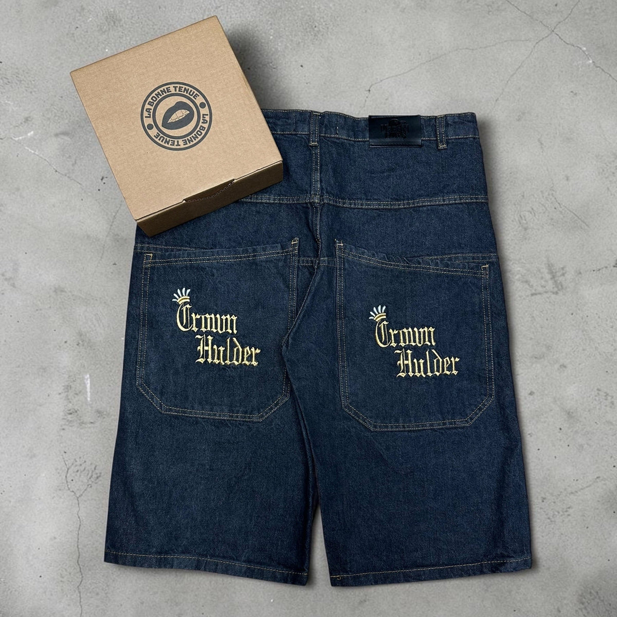 Jort brodé homme style Y2K avec lettrage gothique